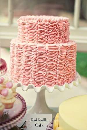 Torta a piani: la ruffle cake rosa