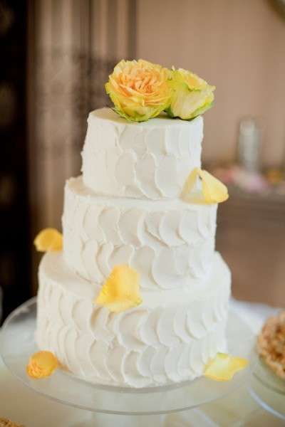 Torta a piani per matrimonio bianca e gialla