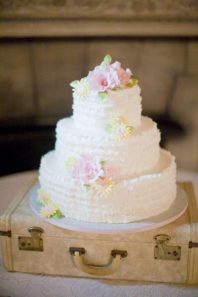 Torta a piani retrò, bianca con fiori rosa