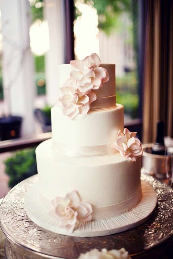 Torta a piani rosa con crema al burro