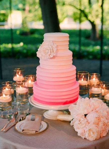 Torta a piani rosa con pasta di zucchero degrade