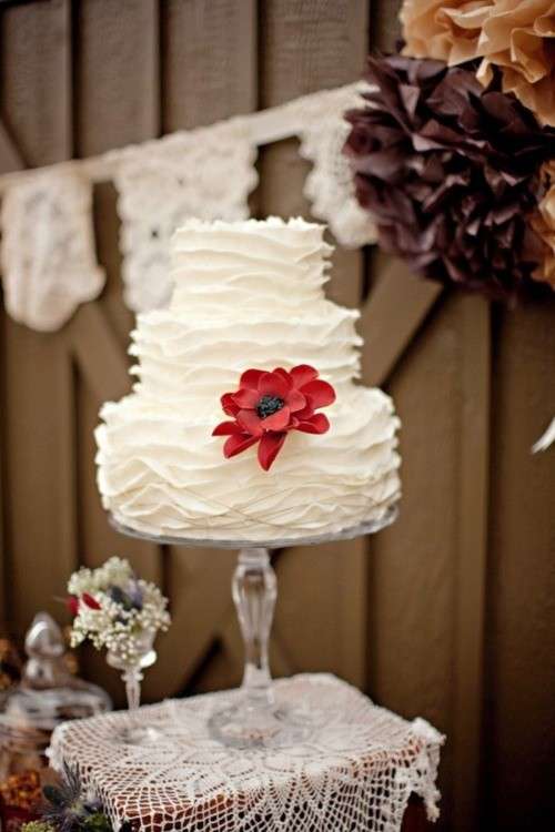 Torta a piani: ruffle cake bianca con fiore rosso