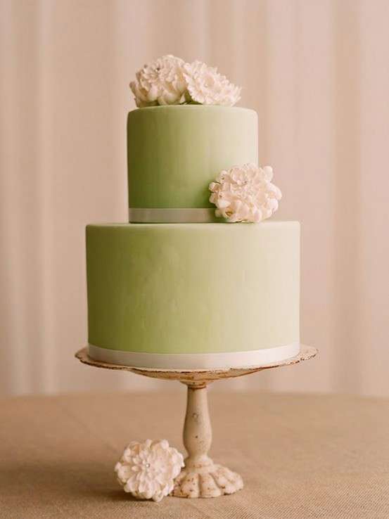 Torta a piani verde con fiori rosa