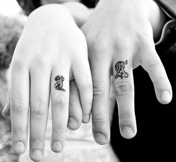 Anelli tatuati con disegni