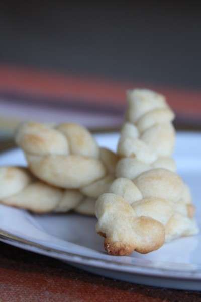 Biscotti con pasta frolla a forma di treccine