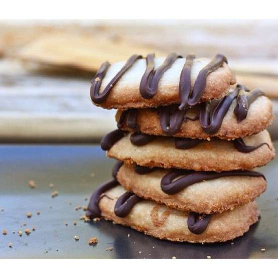 Biscotti con pasta frolla con cioccolato fondente