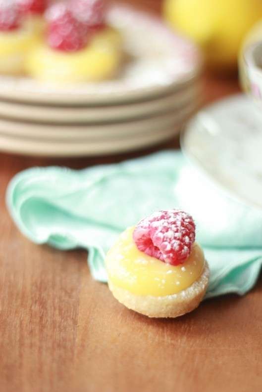 Biscotti con pasta frolla con frutta e crema