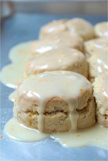 Biscotti con pasta frolla con glassa al cioccolato bianco