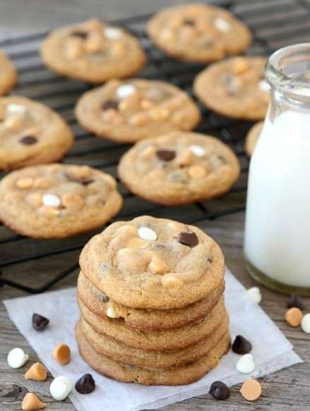 Biscotti con pasta frolla con gocce di cioccolato miste