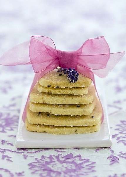 Biscotti con pasta frolla con lavanda