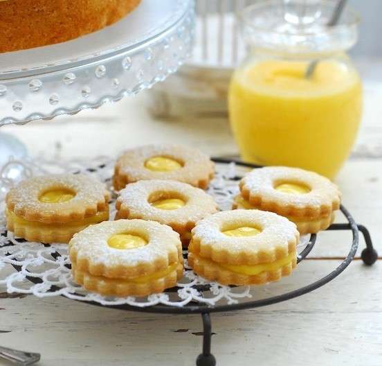 Biscotti con pasta frolla con lemon curd