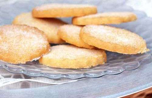 Biscotti con pasta frolla con scorza di limone