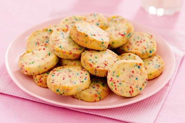 Biscotti con pasta frolla con zuccherini colorati