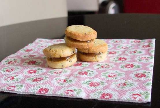 Biscotti con pasta frolla farciti con crema di nocciole