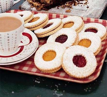 Biscotti con pasta frolla farciti con marmellata