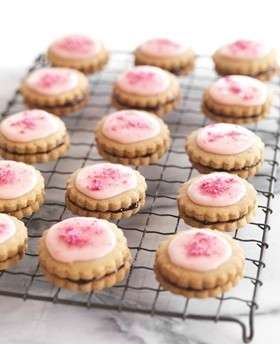 Biscotti con pasta frolla farciti e glassati