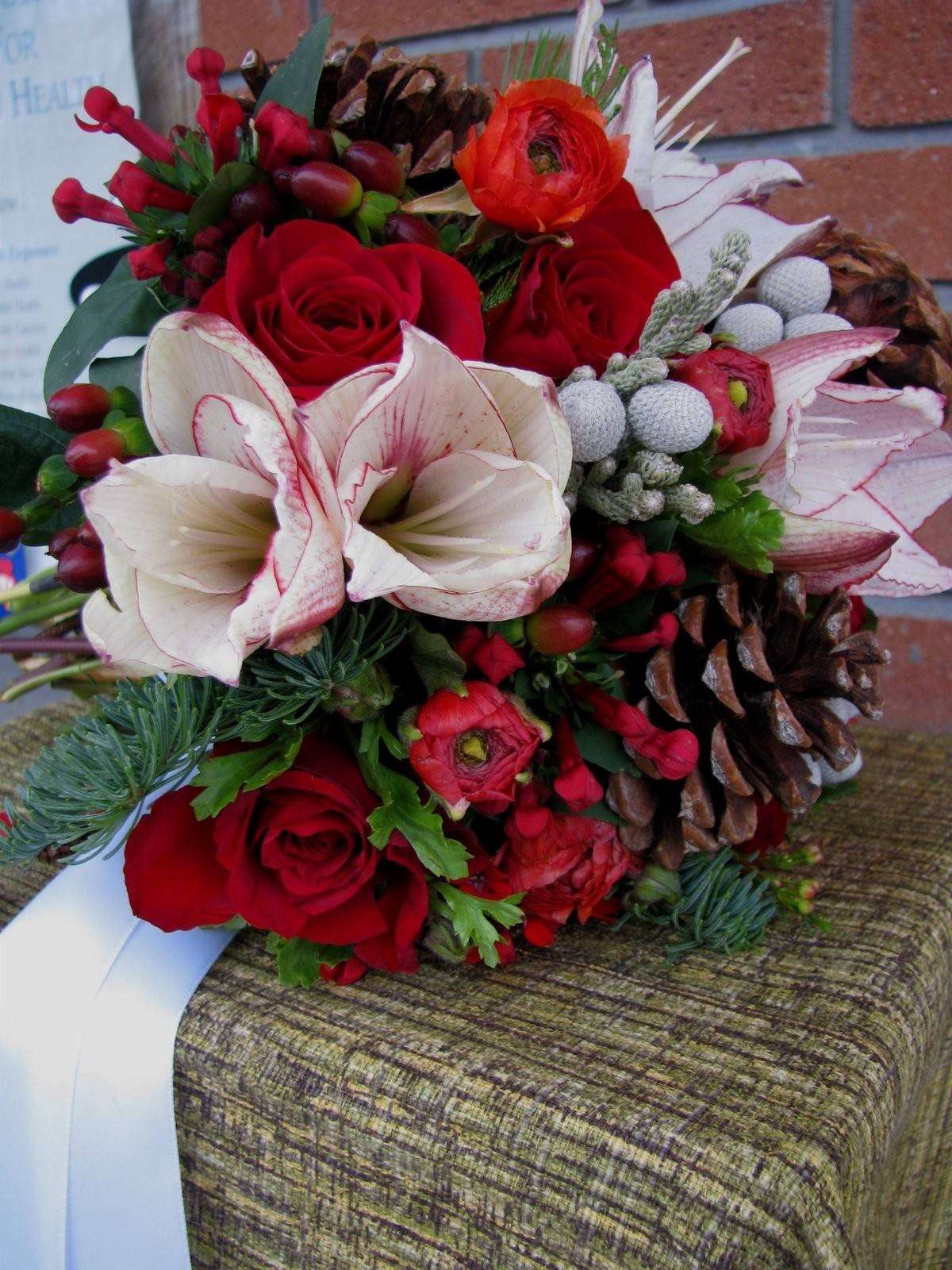 Bouquet sposa Natale con pigne