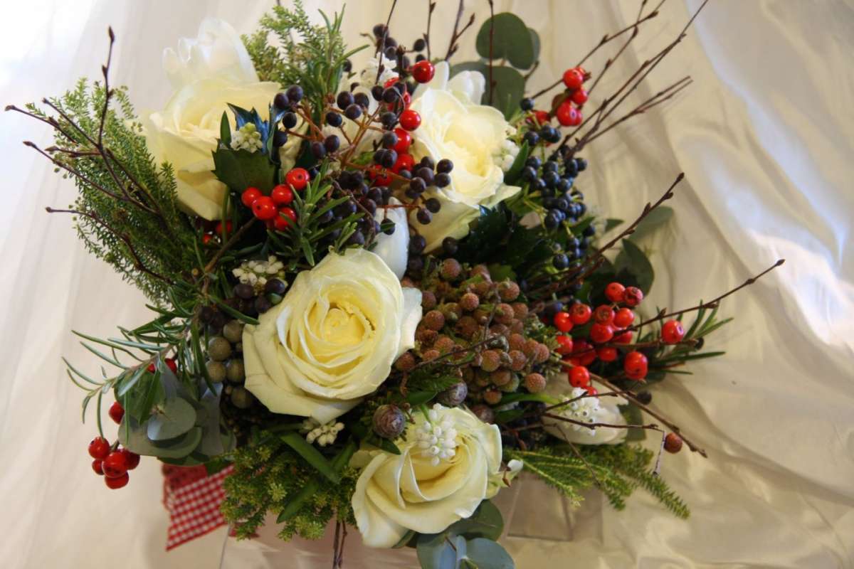 Bouquet sposa Natale con rose e bacche