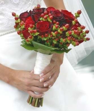 Bouquet sposa Natale con rose e bacche