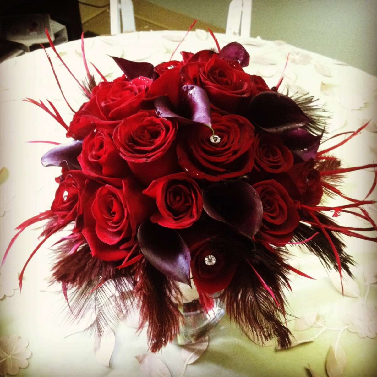 Bouquet sposa Natale con rose e piume