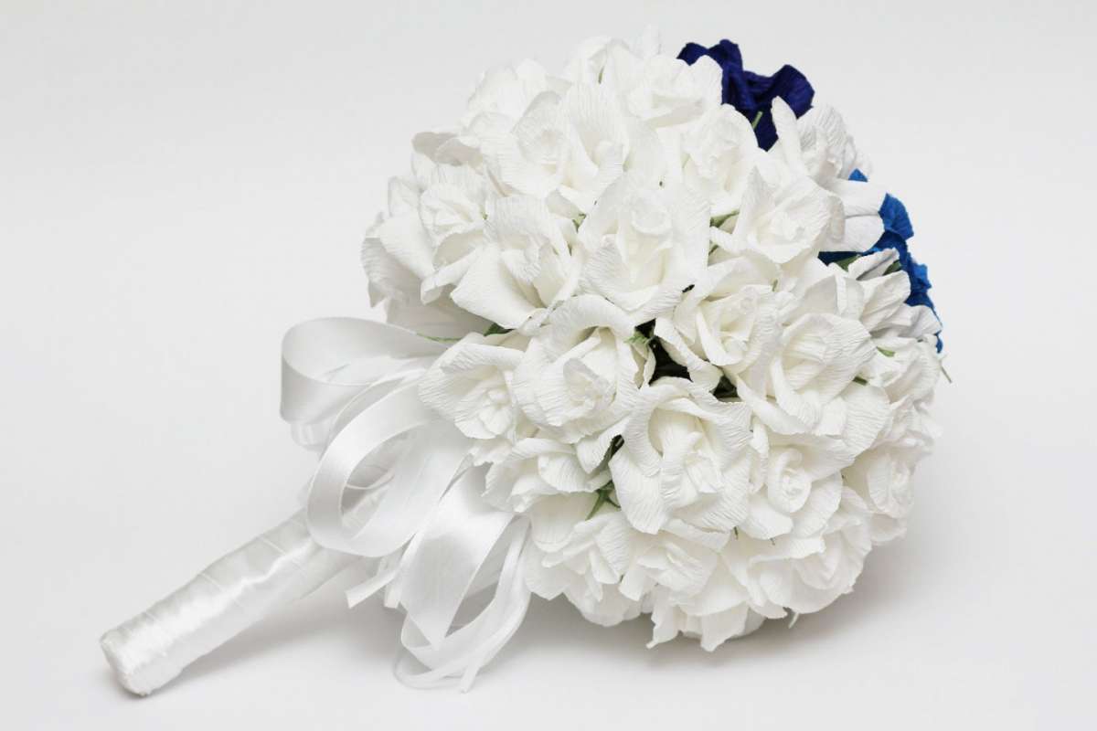 Bouquet sposa Natale in bianco e blu