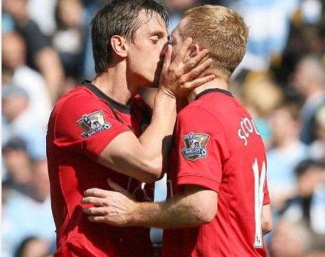 Calciatori gay: Neville e Sholes bacio