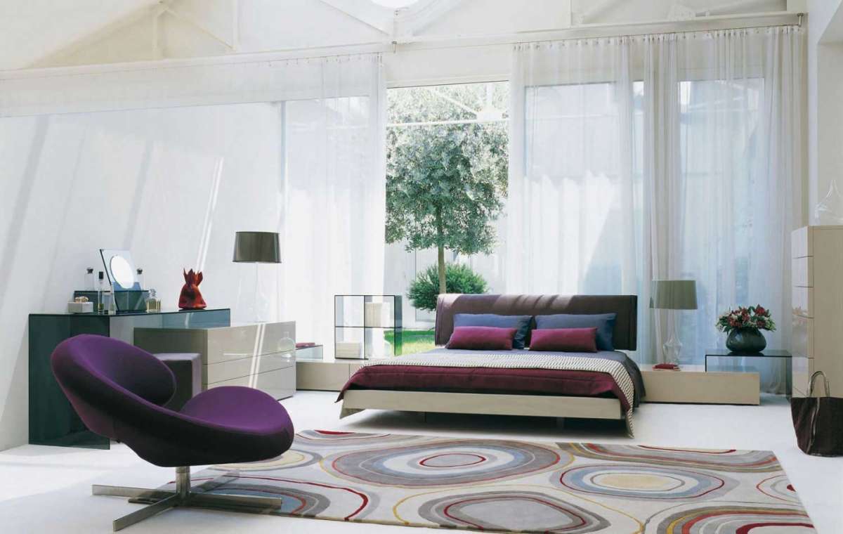 Camera da letto bianca e viola