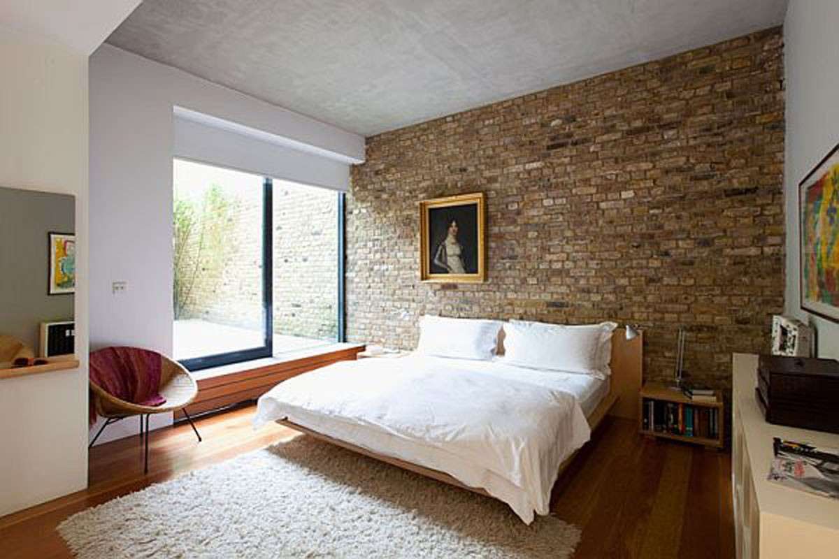 Camera da letto con parete di mattoni