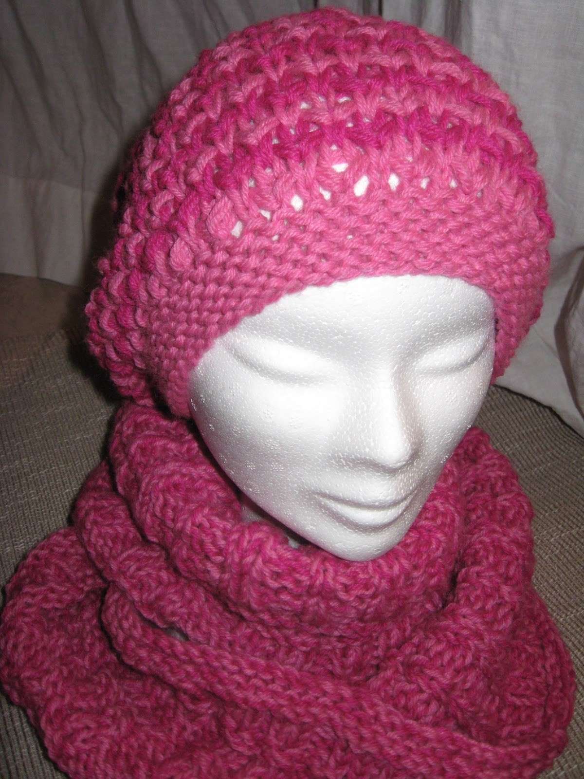 Cappello rosa con sciarpa