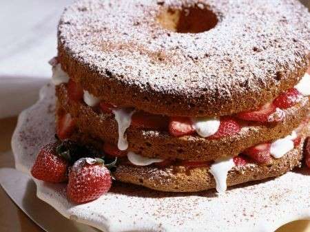 Ciambellone con fragole e panna montata