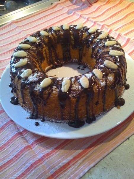 Ciambellone con glassa al cioccolato e mandorle