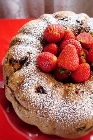 Ciambellone con le fragole e le gocce di cioccolato