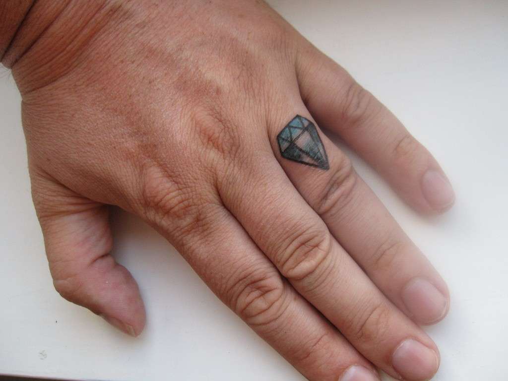 Fede tatuata con diamante