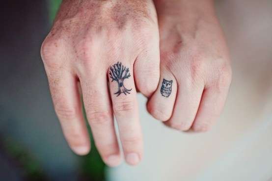 Fedi tatuate con piccoli disegni