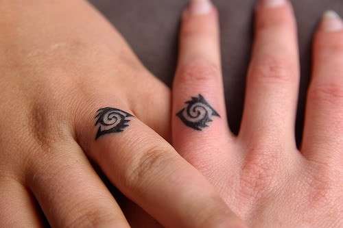 Fedi tatuate con simbolo tribale