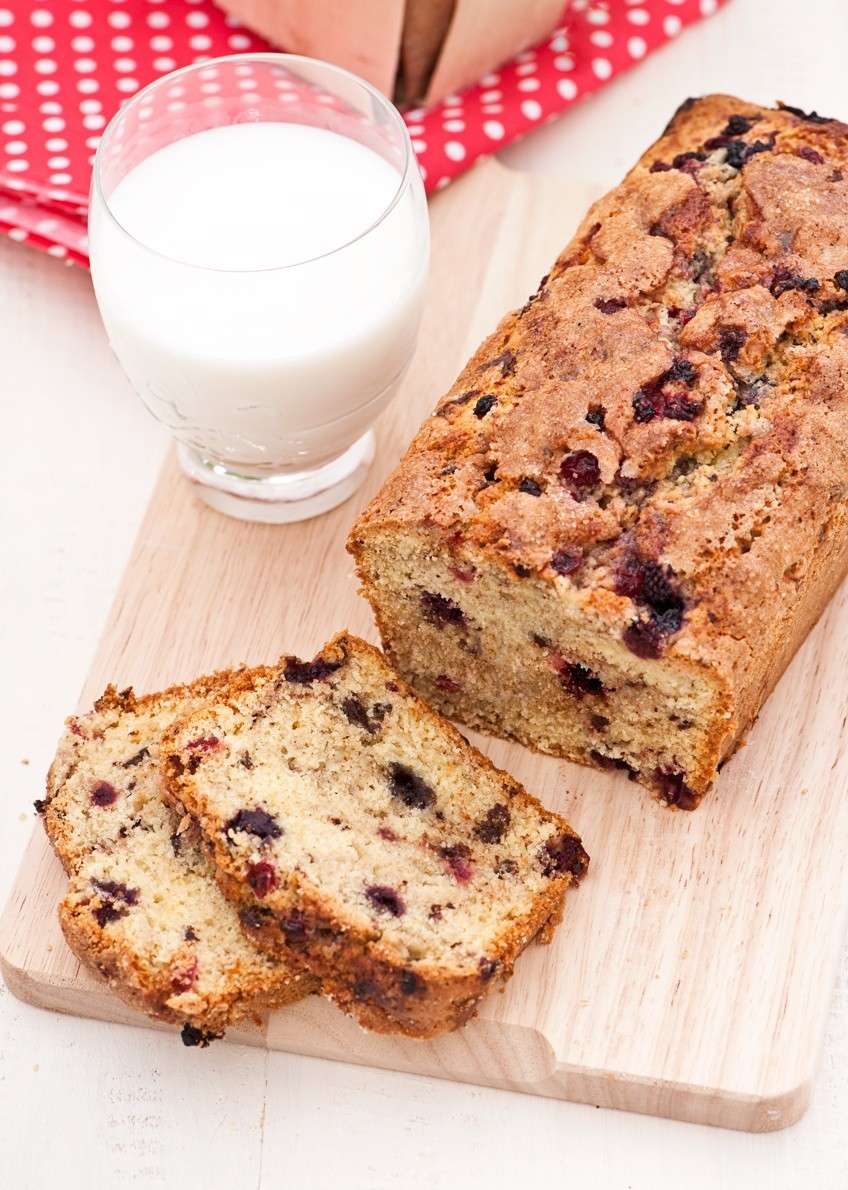 Plum cake con frutti di bosco e cioccolato bianco