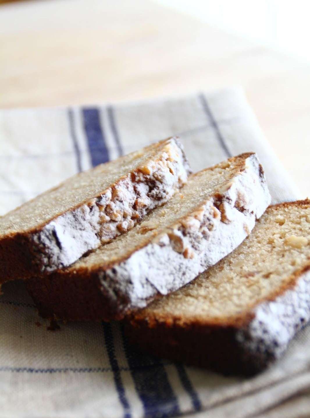 Plum cake con yogurt e burro di arachidi