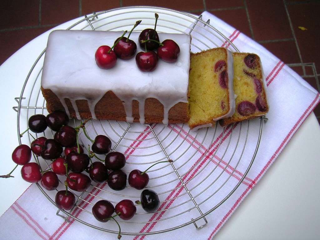 Plum cake glassato alle ciliegie