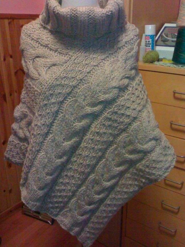 Poncho con trecce diagonali