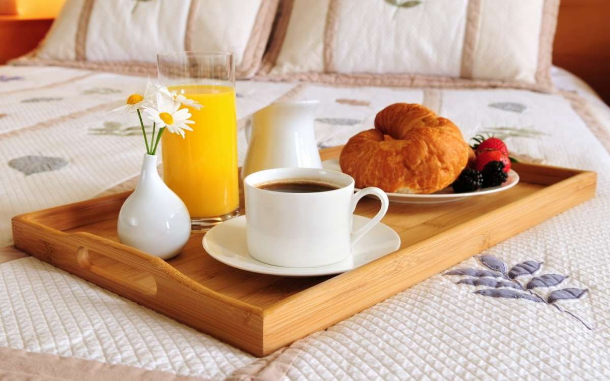 Sorprese romantiche per lui colazione letto