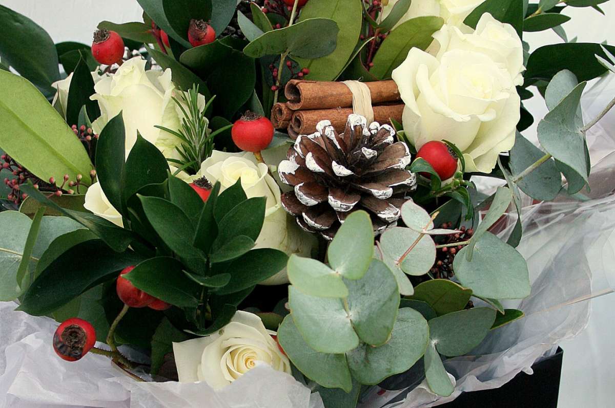 Sposarsi a Natale: fiori e pigne