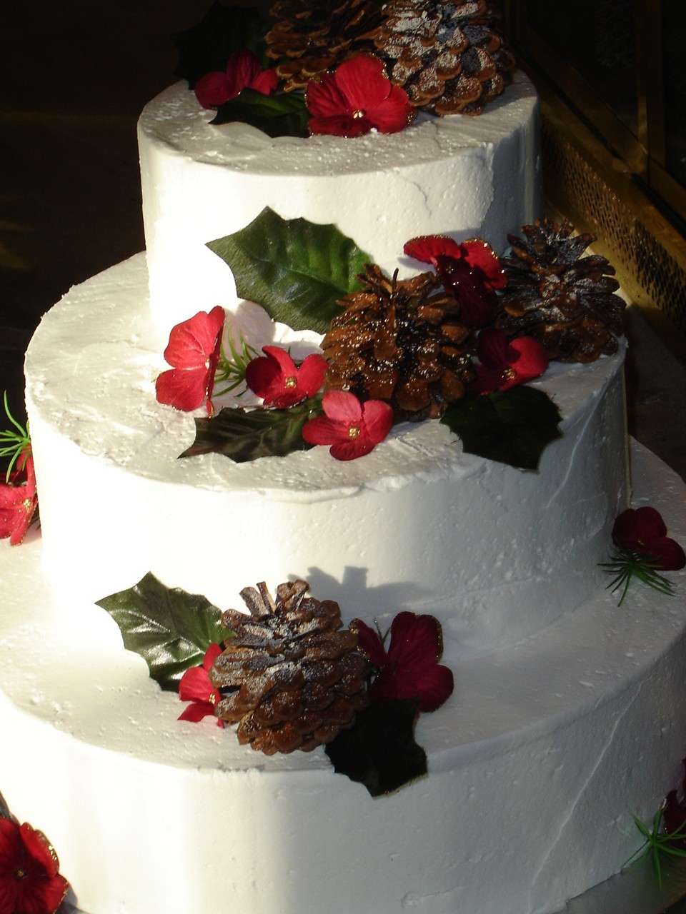 Sposarsi a Natale: torta con pigne e agrifoglio