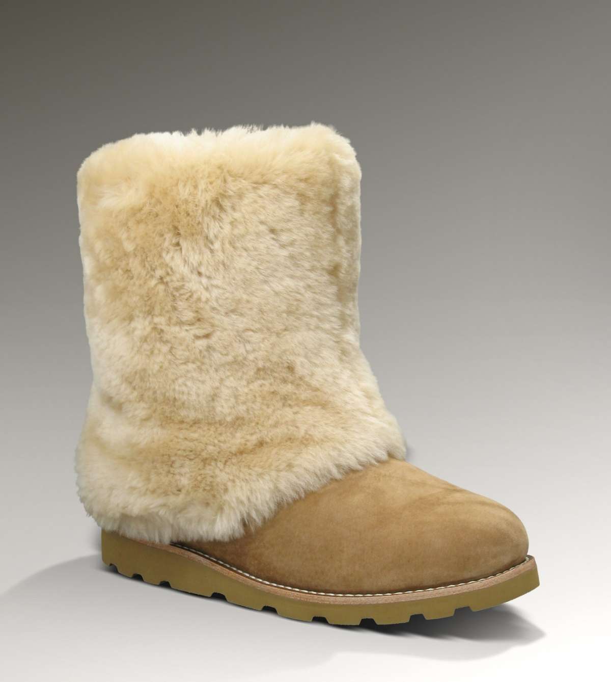 Stivali Ugg, modello con fodera esterna beige