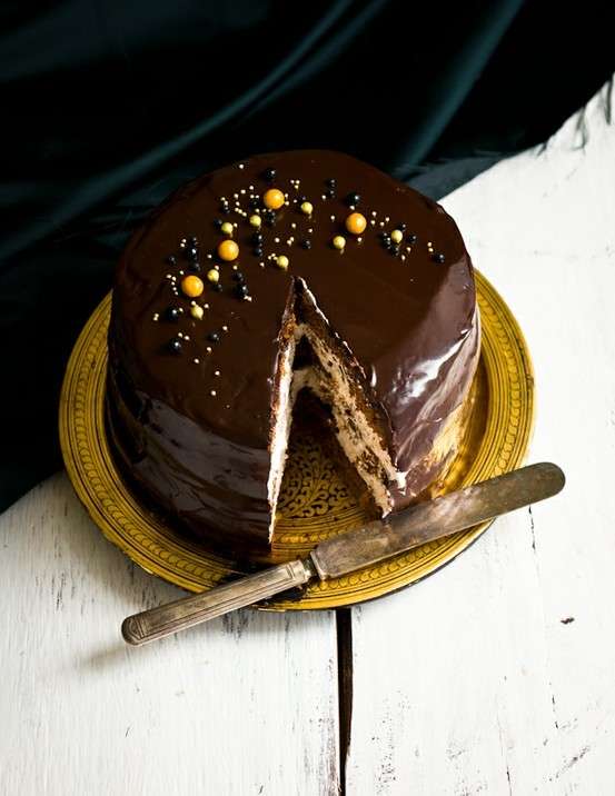 Torta di zucca farcita e decorata con la glassa