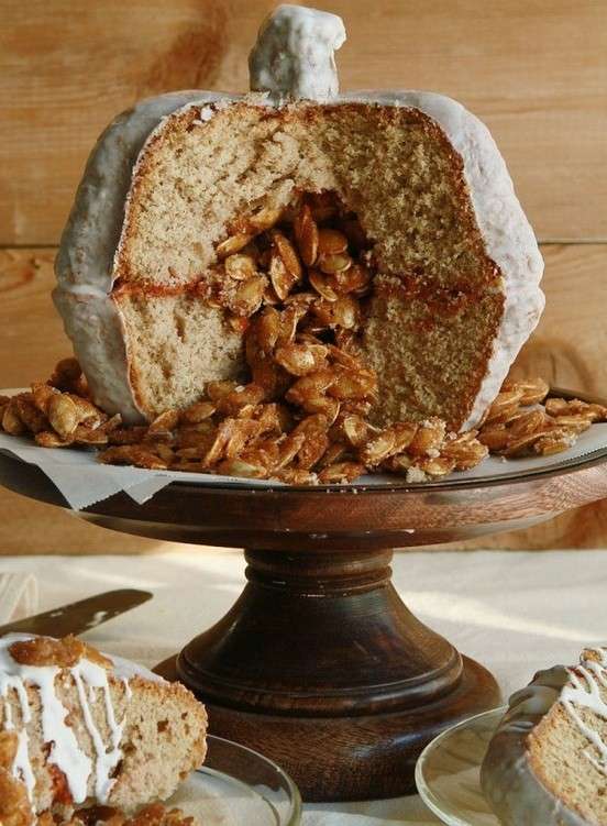 Torta di zucca spiritosa con mandorle glassate