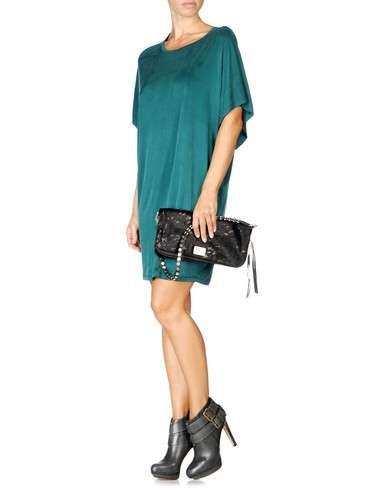 Abito verde e accessori in nero