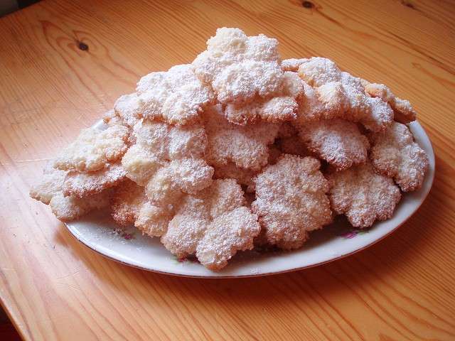 Biscotti al cocco con zucchero a velo