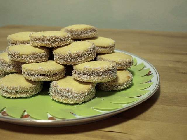 Biscotti al cocco farciti con nutella