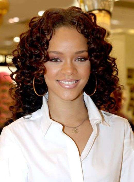 Capelli rossi scuri di Rihanna