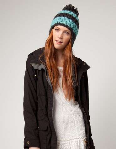 Cappello bicolor con trecce Bershka